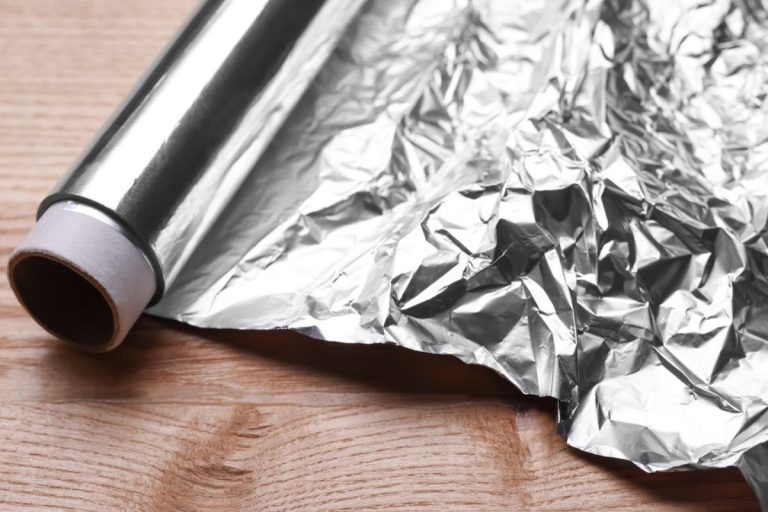 ¿Por qué un lado del papel de aluminio es brillante y el otro mate? ¿Cuál es el lado correcto?