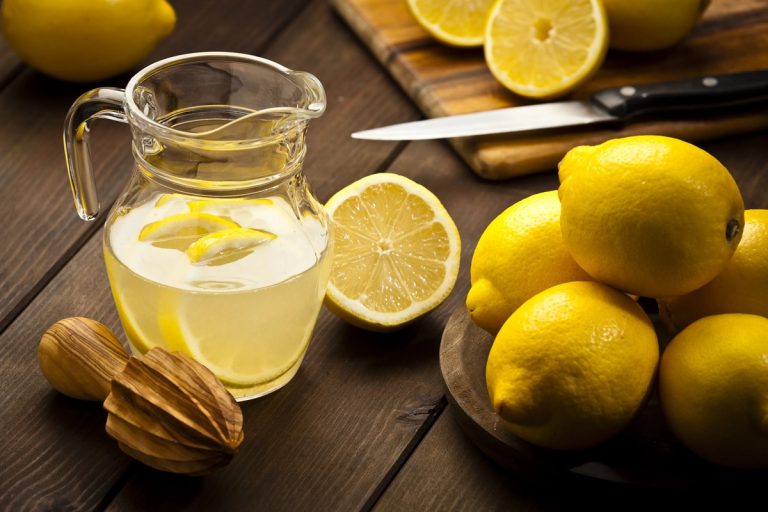 ¿El jugo de limón embotellado tiene los mismos beneficios que el limón fresco?