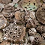Arqueología: en Suecia, un hombre descubre por casualidad, mientras buscaba lombrices, uno de los mayores tesoros de plata de la Alta Edad Media