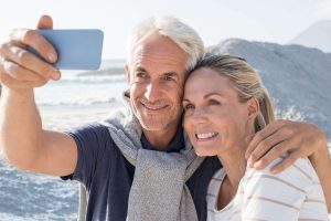 Filip, de 57 años, y Sofía, de 39, una pareja con 15 años de relación: «Dejé a mi esposa e hijos por ella. La necesito para vivir».