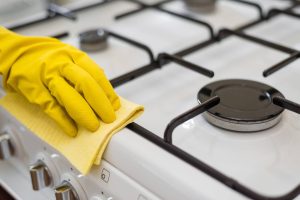 Ni vinagre ni bicarbonato: la mejor manera de limpiar la estufa sin problemas