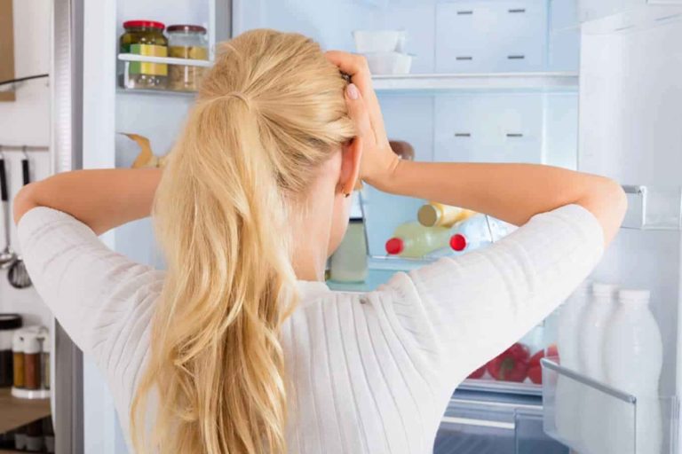 ¿Qué significa cuando el refrigerador hace ruidos fuertes durante la noche?