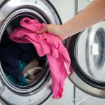 El truco del vinagre: cómo mantener la ropa negra como nueva al lavarla