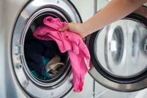 El truco del vinagre: cómo mantener la ropa negra como nueva al lavarla