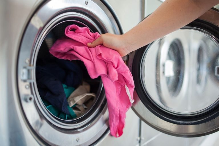 El truco del vinagre: cómo mantener la ropa negra como nueva al lavarla